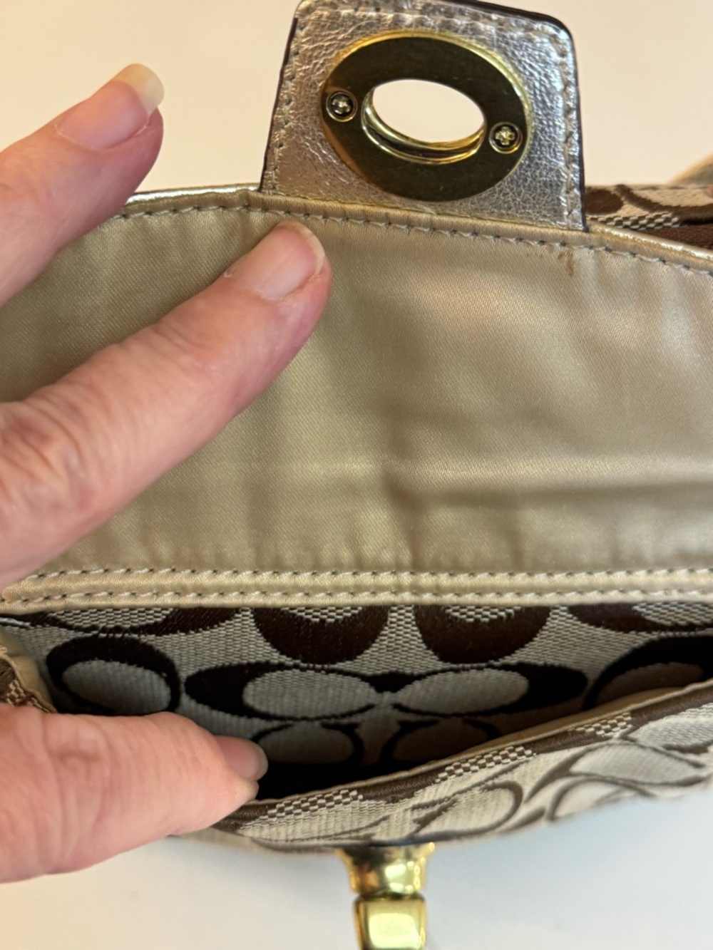 🤎 COACH PENELOPE SIGNATURE TAN AND BROWN CROSSBODY BAG. - Picture 7 of 16